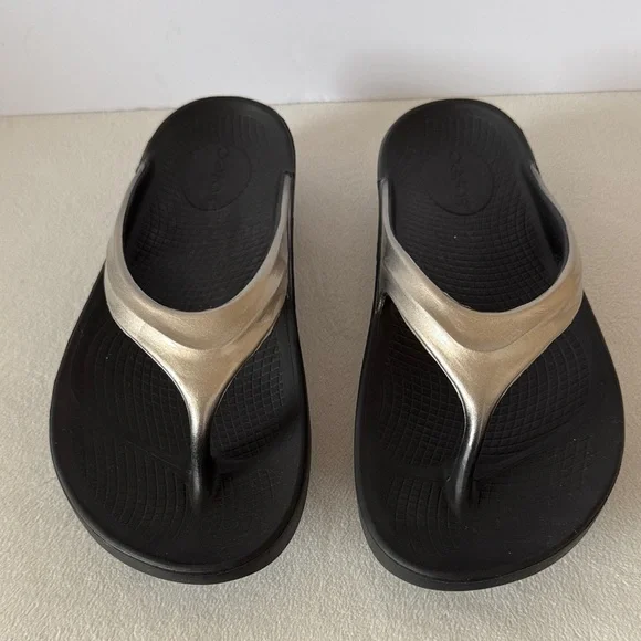 OOFOS flip flops - Picture 2 of 11